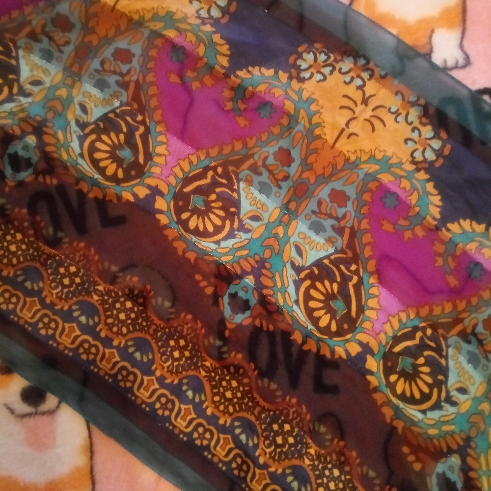 Beautiful scarf! A09